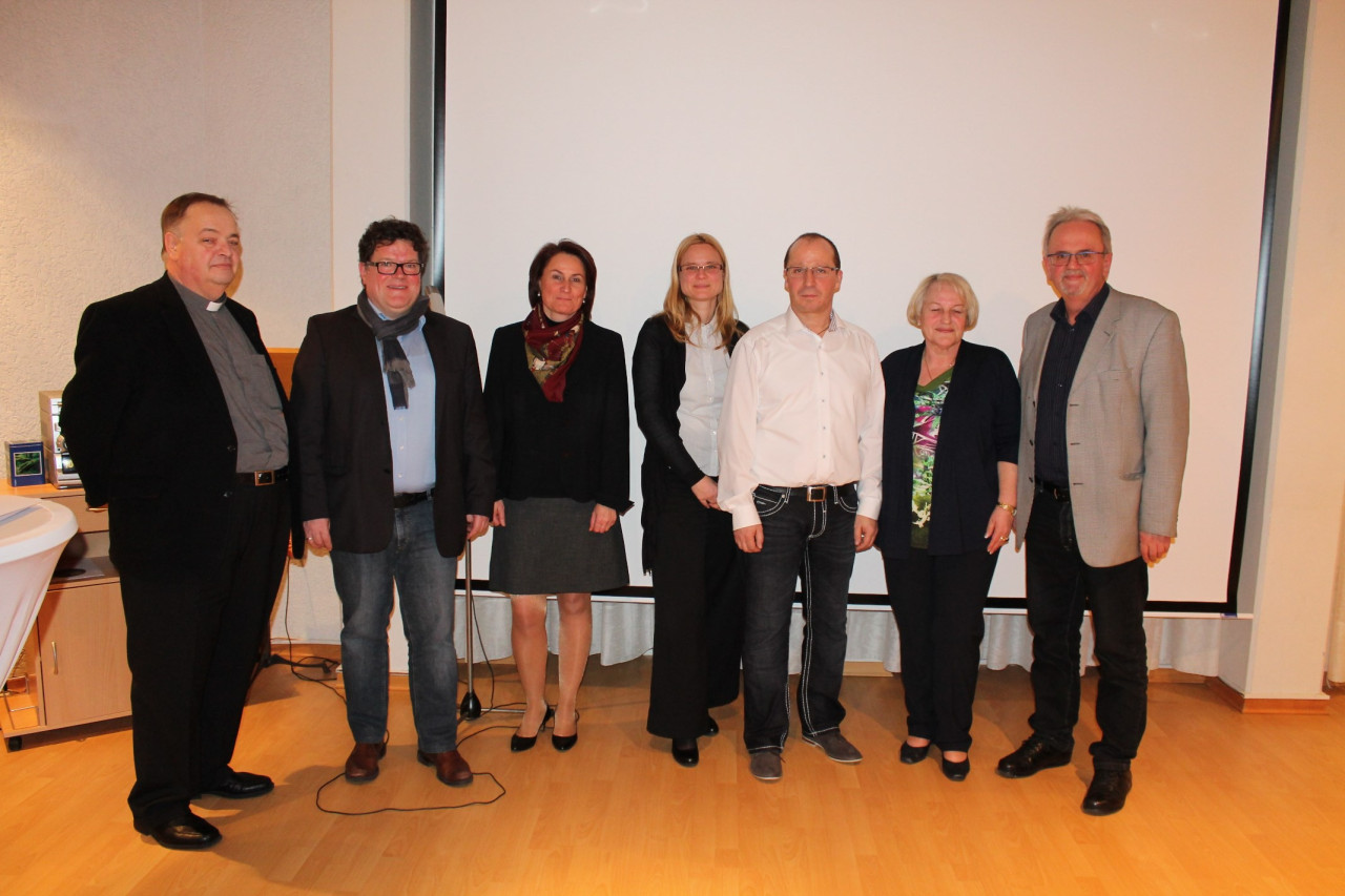 Pfarrer Hans-Maria Thul, Stephan Manstein, Nicole Adam, Renate Iffland, Johannes Schmitt, Marga Barbian und Bürgermeister Martin Speicher (von links).