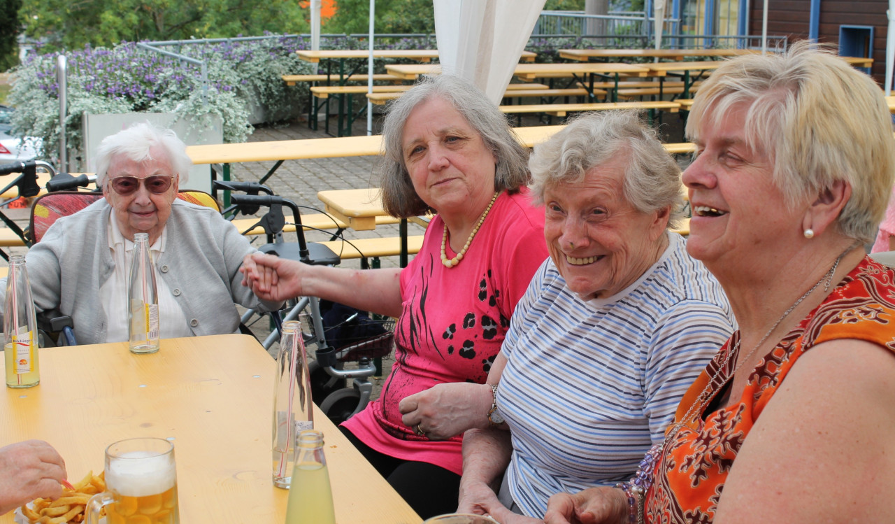 Fröhliche Stimmung auf dem Pfarrfest